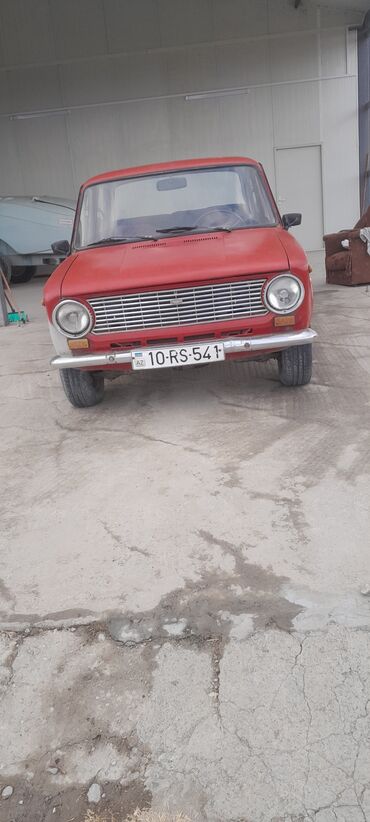 Avtomobil satışı: VAZ 2101, qırmızı rəngli sedan. Xüsusiyyətlər: - Kuzov: 4 qapılı