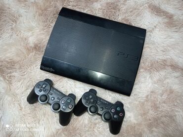 цена приставки плейстейшен 3: PS3 2 pultu var pultlar normal vəziyyətdədir yaxşı işləyir donma