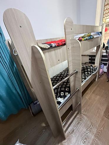 плоские камни: Двухъярусная кровать с лестницей - Материал: ЛДСП в светлом древесном — 2