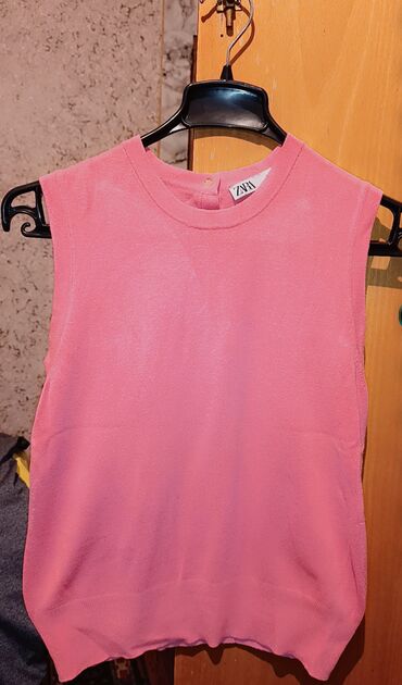 Köynək və bluzalar: S ölçü.Cox az geyinilib.demek olar tezedir.on manata qədər mal — 9