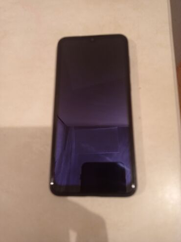 Adapterlər: Smartfon - Tam ekranlı, nazik çərçivəli dizayn - Ön tərəfdə damla