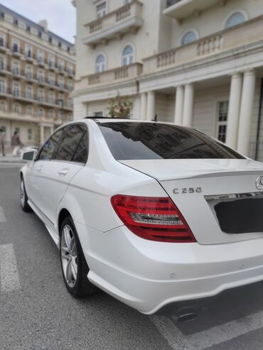 Mercedes-Benz: Mercedes‑Benz C‑Class sedan - Kuzov: ağ rəng, 4 qapı, kompakt premium — 12