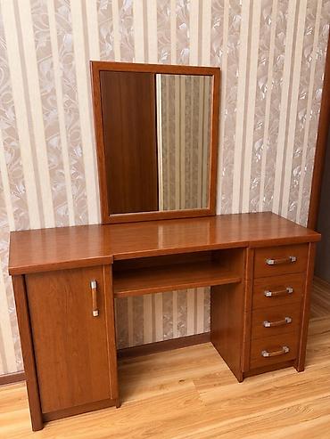 Жасануучу столдор: Туалетный/рабочий стол с зеркалом из шпонированного дерева в тёплом — 1