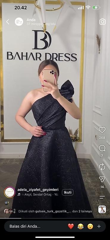 qar qizi paltari: Bahar Dress gecə geyimi – zərif qara rəngdə, asimmetrik birqollu — 2