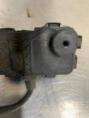 zuti zec: MOTOR POKLOPCA REZERVOARA ZA VOLKSWAGEN POLO - 6R0810773D | Motor — 3
