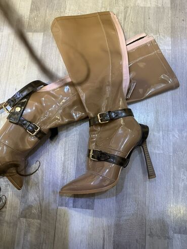 qadın çəkmələri: Qadın uzun çəkmələri – laklı vinil görünüşlü, 180 alınıb .karamel/bej