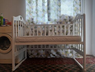 Детские односпальные кровати: Белая деревянная детская кроватка с решетчатыми бортиками и спинками at lalafo.kg Детские односпальные кровати: Белая деревянная детская кроватка с решетчатыми бортиками и спинками