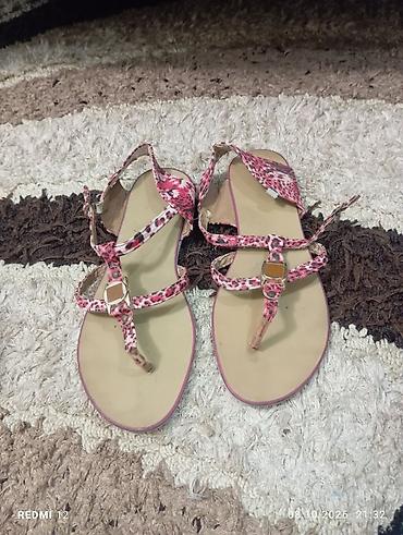 alt paltarlar: Qadın sandaleti - Model: barmaqarası (T-strap) sandal - Rəng və — 1