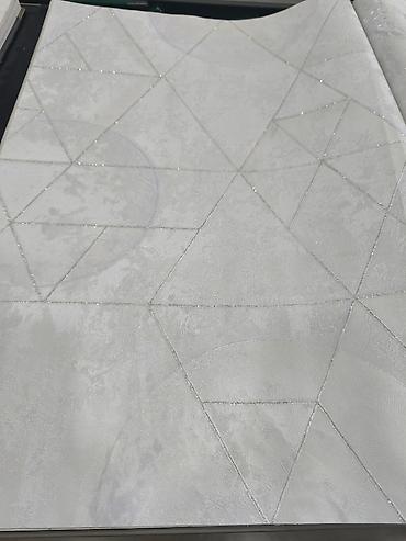 Ağ-gümüş tonlarda dekorativ divar kağızı - Dizayn: Geometrik naxışlı