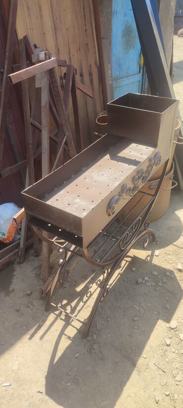 Полки для цветов: Кованая подставка для цветов, выполненная в виде стилизованного — 9