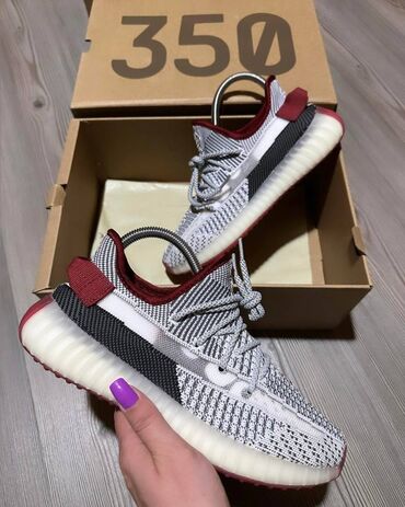 Patike: Adidas Yeezy Boost 350 patike A klasa

Novo.
Brojevi 36 do 46 — 17