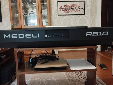 синтезатор музыкальный инструмент купить: Продаю новый профессиональный синтезатор- рабочую станцию Medeli a810