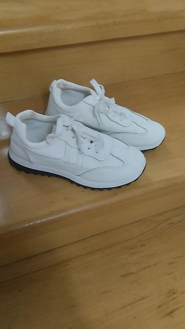 Krasofkalar və idman ayaqqabıları: Ağ rəngli uniseks idman ayaqqabısı - Stil: minimal, gündəlik/sport - — 2