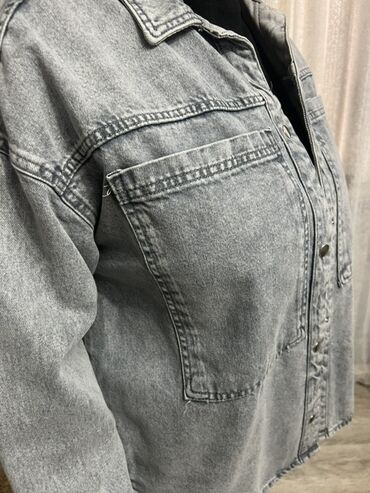чёрное женское пальто: Женская джинсовая куртка-рубашка (overshirt), светло-серая/варёный