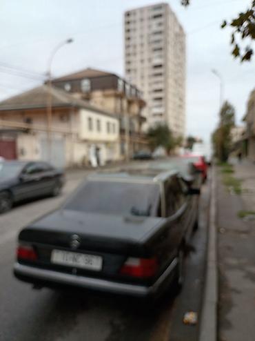 hyundai 2002 accent: Mercedes-Benz E 200: 2 l | 1990 il Sedan — 4
