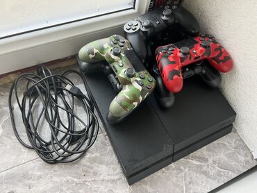 PS4 (Sony PlayStation 4): Игровая приставка Sony PlayStation 4 (PS4) с комплектом аксессуаров