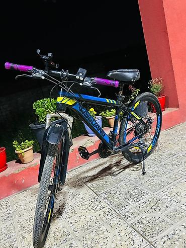 Dağ/şosse tipli velosiped – Disbang brendi, rəng: qara-mavi-sarı
