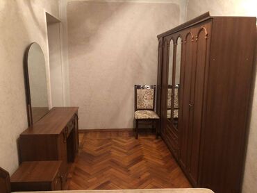 Uzunmüddətli kirayə mənzillər: Bayılda 163 nömrəli məktəbin yanında,4/2-si təmirli,2 otaqlı, Əşyaları — 6