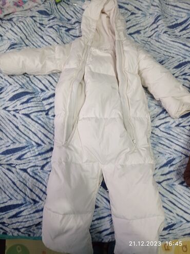 Верхняя одежда: Зимний комбинезон трансформер 9-12 месяцев очень теплый пуховик !