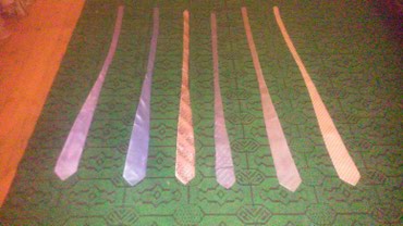 Qalstuklar: Kişi üçün qalstuklar satılır.Heç bir problemi yoxdu.100 %. Qiymeti — 3