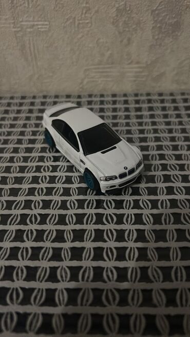 Avtomobil modelləri: Məhsul: Hot Wheels miqyaslı (təxminən 1:64) BMW temalı die-cast model — 2