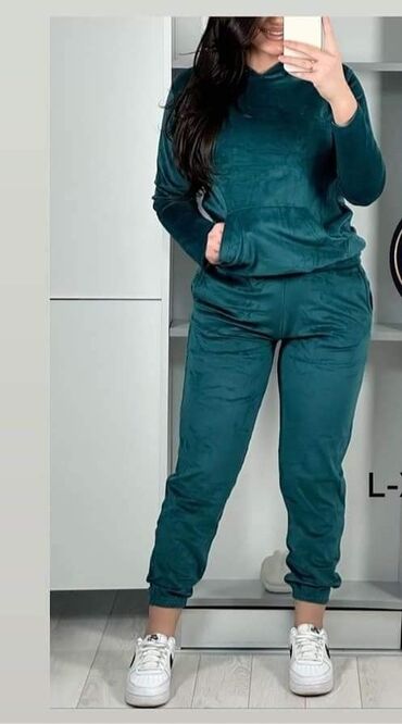 Gornji i donji deo: Plisane trenerke,vece velicine.
2.700
L,XL,2XL,3XL — 9