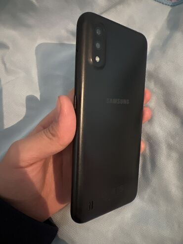 купить телефон samsung: Samsung Galaxy A01, Колдонулган, 16 ГБ, түсү - Кара, 2 SIM