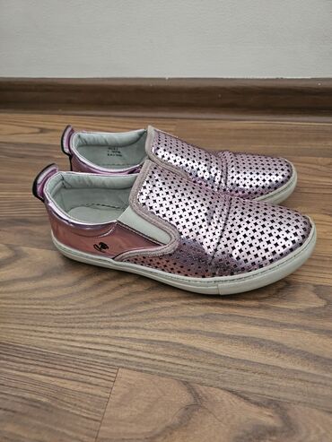 Мокасины и лоферы: Продаю б/у обувь 35 размер. Производство Турция. Отличная и удобная