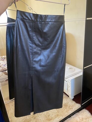 cins pencekler kisi ucun: Qara dəri effekti olan midi ətək - Model: düz kəsim, yüksək bel -