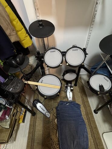 кабель для электрогитары: Электронная ударная установка Alesis Nitro Kit без коробки