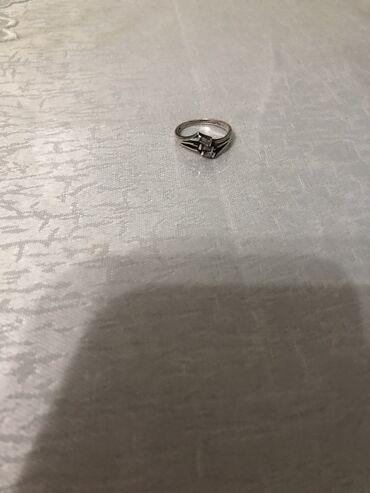 Кольца: Продаю кольцо серебро 18 размер срочная цена 400 сом