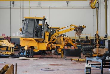специалист по ремонту оборудования: Профессиональный ремонт спецтехники, экскаватор, погрузчик