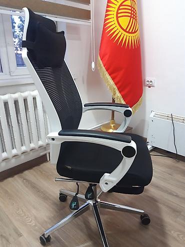 Креслолор: Продаю почти новые офисное кресло с подножкой - Спинка из прочной — 4