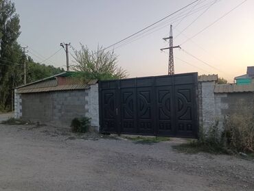 дом с сараем: Предлагается дом с участком, огороженный бетонным забором с