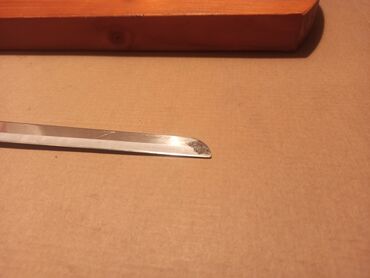 Ostala kuhinjska oprema: Drveno postolje za sečenje pršuta. Dimenzije postolja 40cm x 16,5cm — 10