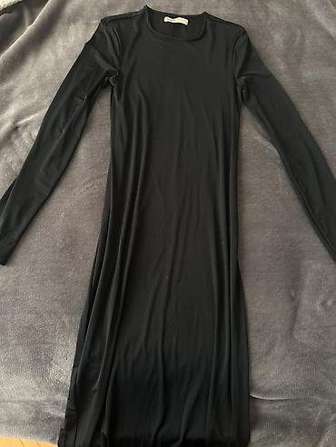 Qara uzunqol qadın paltarı - Stil: Minimalist, bədənə oturan siluet -