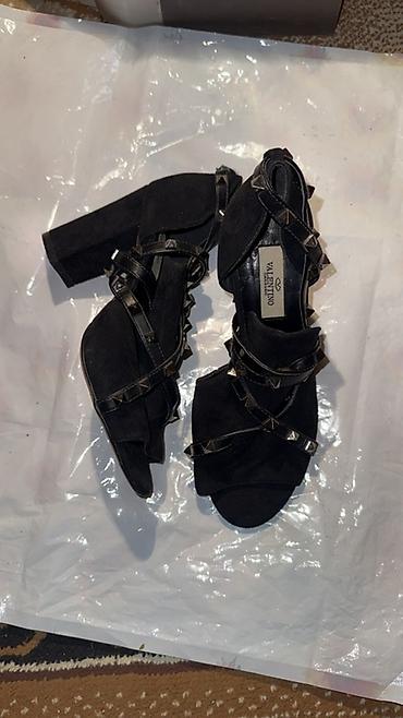 Босоножки, сандалии, шлепанцы: Женская обувь — два варианта. 1) Сандалии с декором - Размеры: 37 и — 46