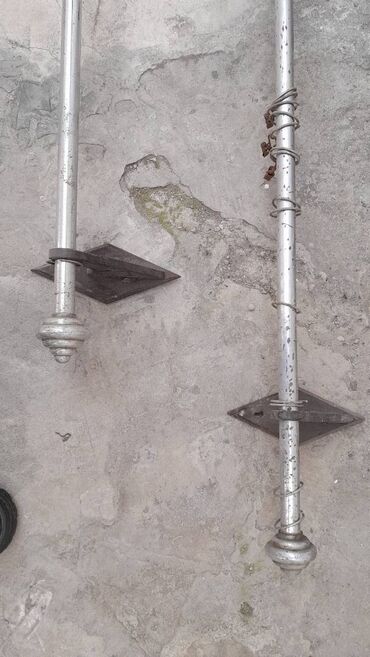 Karnizlər: Retro dekor üçün qədimi dəmir karnizlər satılır. Biri 100 manat — 3