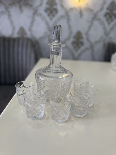 Qab-qacaq və mətbəx ləvazimatları: Kəsikli naxışlı şüşə içki dəsti - 1 ədəd qapaqlı karaf - 6 ədəd kiçik