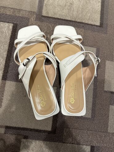 обувь белая: Босоножки Loro P размер 39 очень удобные носила пару раз всего очень