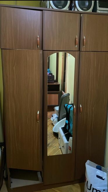 Masalar və oturacaqlar: Şkaf satilir .çatdirilma yoxdur Alan adam gelib özü evden götürecek