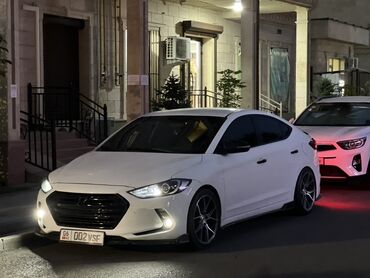 елентра хундай: Hyundai Elantra белого цвета, представляющая собой седан с динамичным