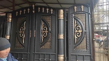 откатные ворота с калиткой: Автоматические ворота черного цвета, выполненные из горизонтальных — 5