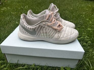 Кроссовки и спортивная обувь: Кроссовки Nike (2 пары) для зала/футзала.КАЖДАЯ ПО 1700 сомов,вообщем — 2