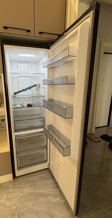 mini soyuducu: Yeni 1 qapılı Soyuducu Satılır, rəng - Qara, Dolab içi — 3