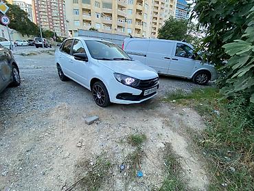 VAZ (LADA): Lada Granta sedan – ağ rəng, 4 qapılı, öndən görünüşlü müasir radiator — 4