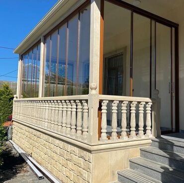 qapilar ev: Cam balkon çərçivəsiz şüşələnmə yeni binalara estetik gözəllik verir