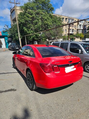 Chevrolet: Chevrolet Cruze sedan – parlaq qırmızı rəngdə, şəhər üçün dinamik və — 21