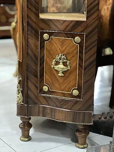forma ideale ormani: Stilska vitrina sa prelepim ukrasima 🪞 Odlično stanje Dimenzije: 📏 — 3