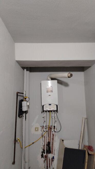 Binalar: Qaraçuxur qəsəbəsi.Neftcilər parkın yanı 2 otaqlı ev kira verilir.qaz — 3